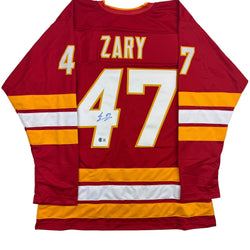 Autographed/Signed Connor Zary Calgary Red Hockey Jersey Beckett BAS COA (ONLINE ORDER ONLY)