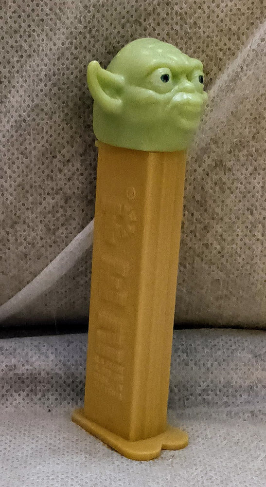 Star Wars Yoda Pez dispenser (ONLINE ORDER ONLY)
